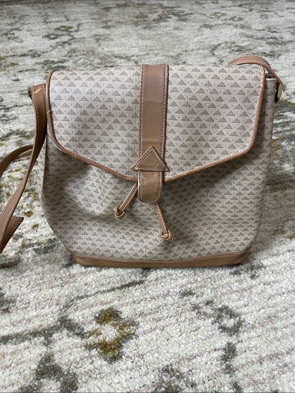 Vintage 80’s Liz Claiborne triangle Patterned Crossbody bucket bag/purse